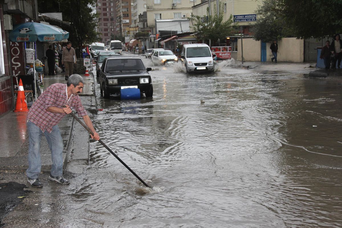 10 Dakika Yağmur Yağdı, Yollar Göle Döndü