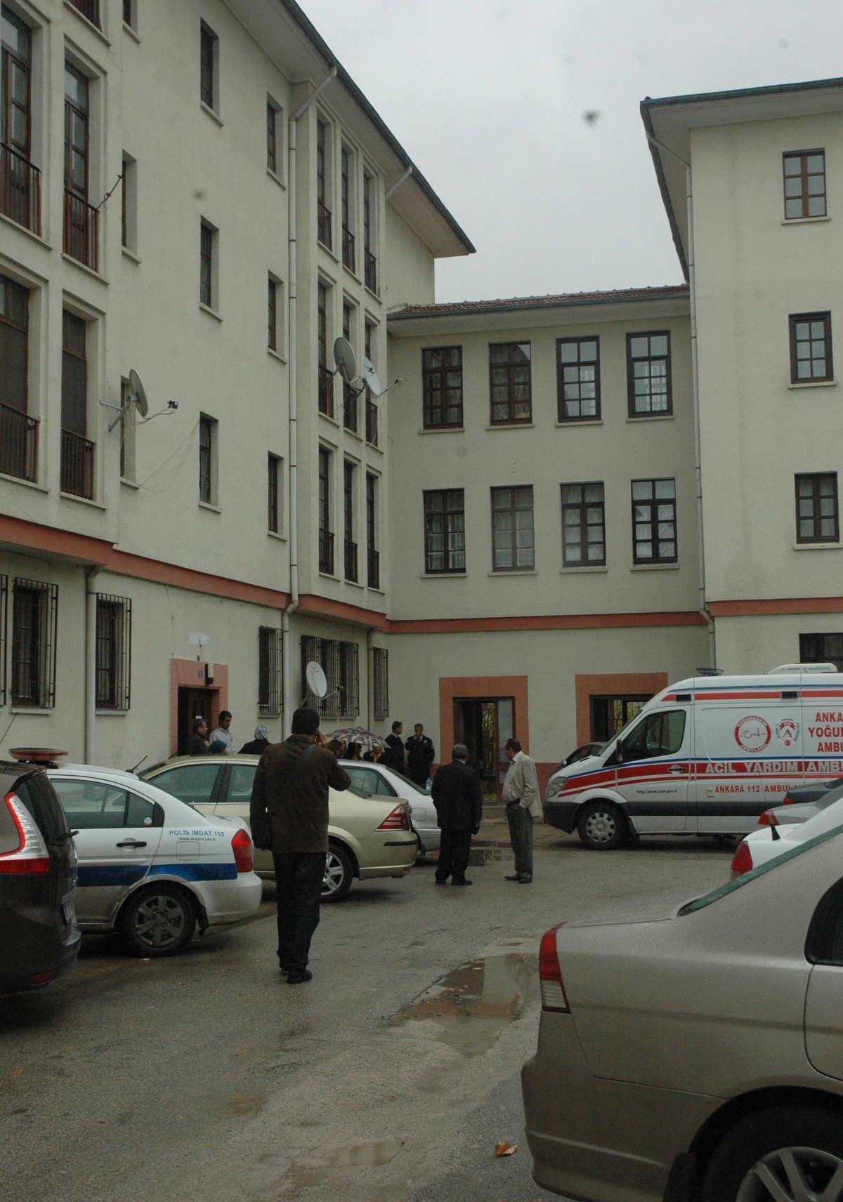 Hakim, Evinin Bahçesinde Ölü Bulundu