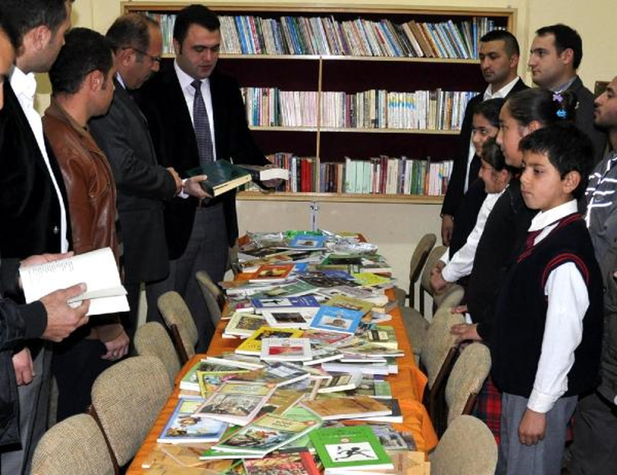 AK Parti Gençlik Kollarından Okula Kitap Bağışı