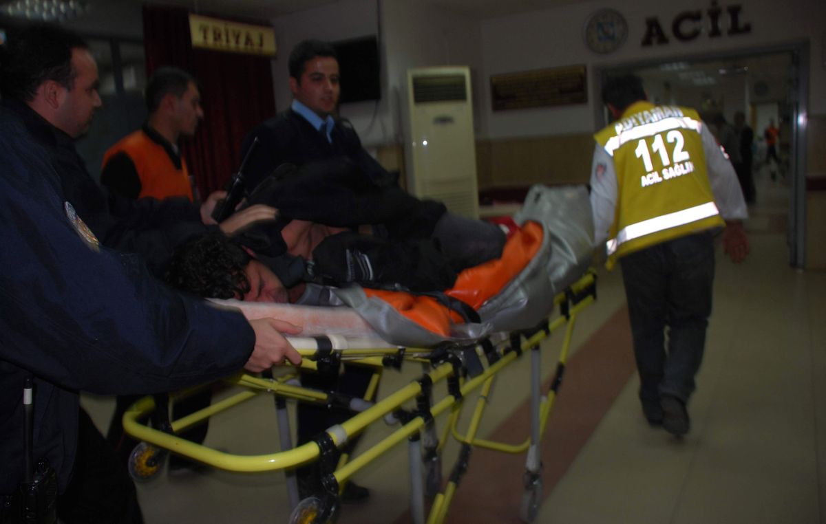 Alkollü Şahıs Şişeyle Boğazını Keserek İntihar Etmek İstedi