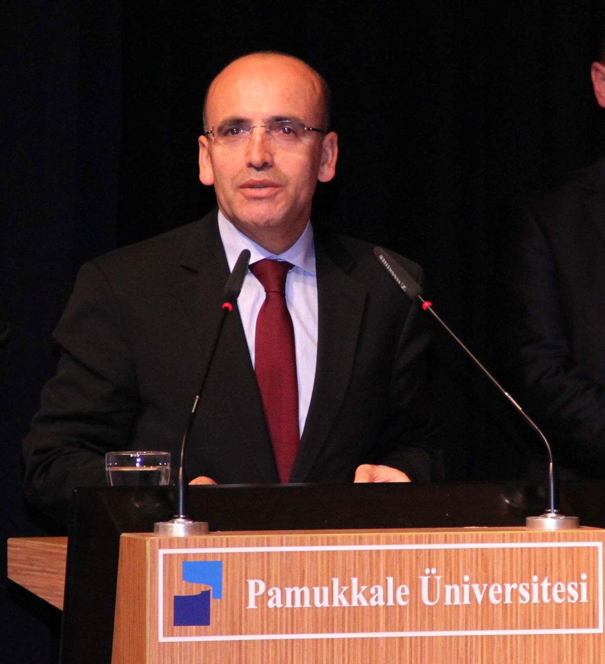 Bakan Şimşek\'ten Bayan Öğretim Görevlisine Çiçek Jesti