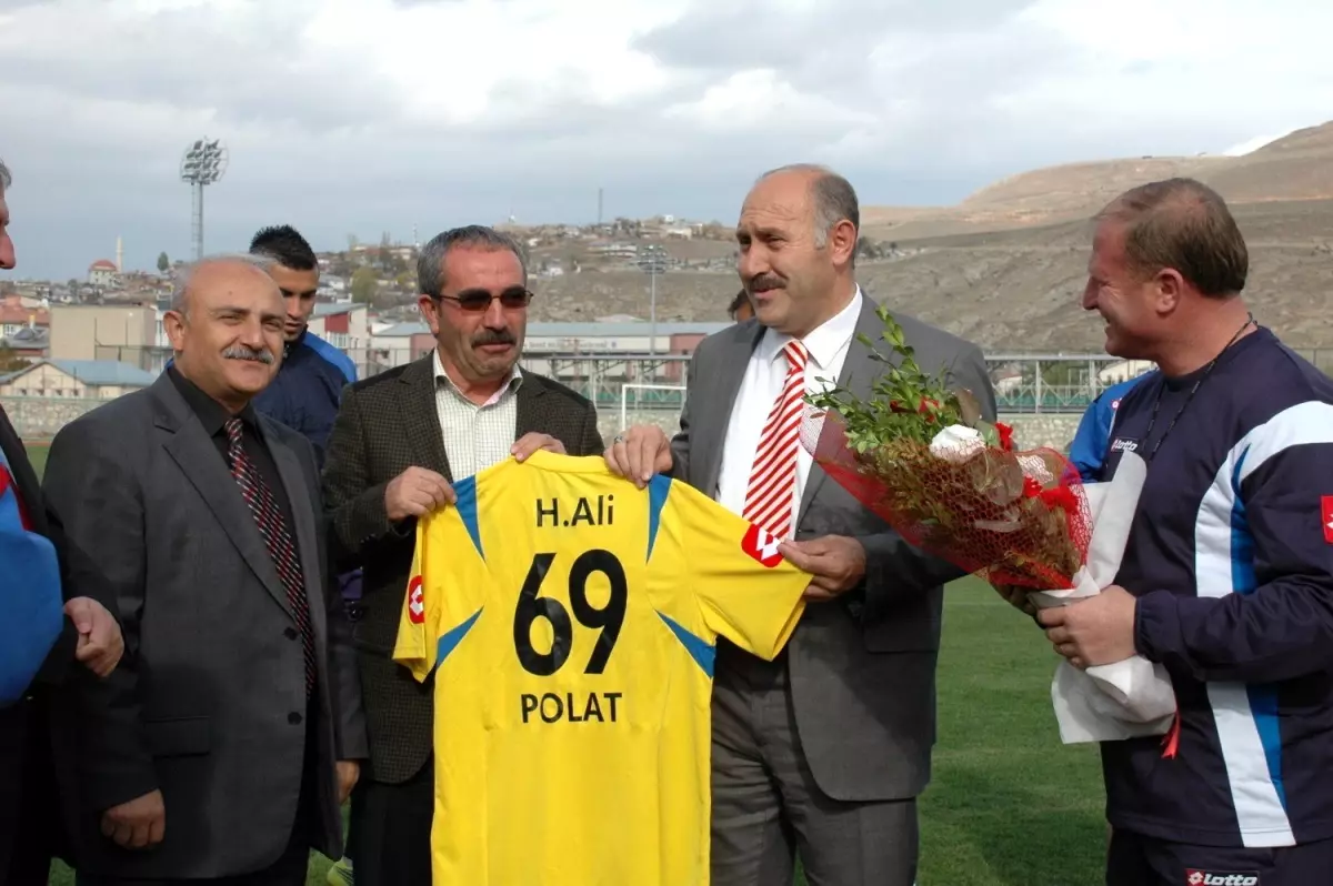 Bayburt Belediye Başkanı Hacı Ali Polat, Bayburt Grup Özel İdare İdmanında Futbolculara Tatlı İkram...
