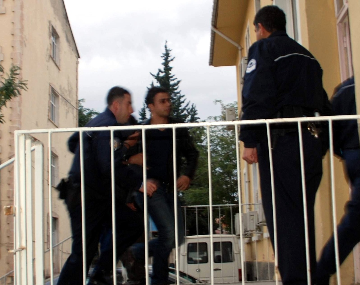 Besni\'de Hırsızlık Zanlıları Yakalandı