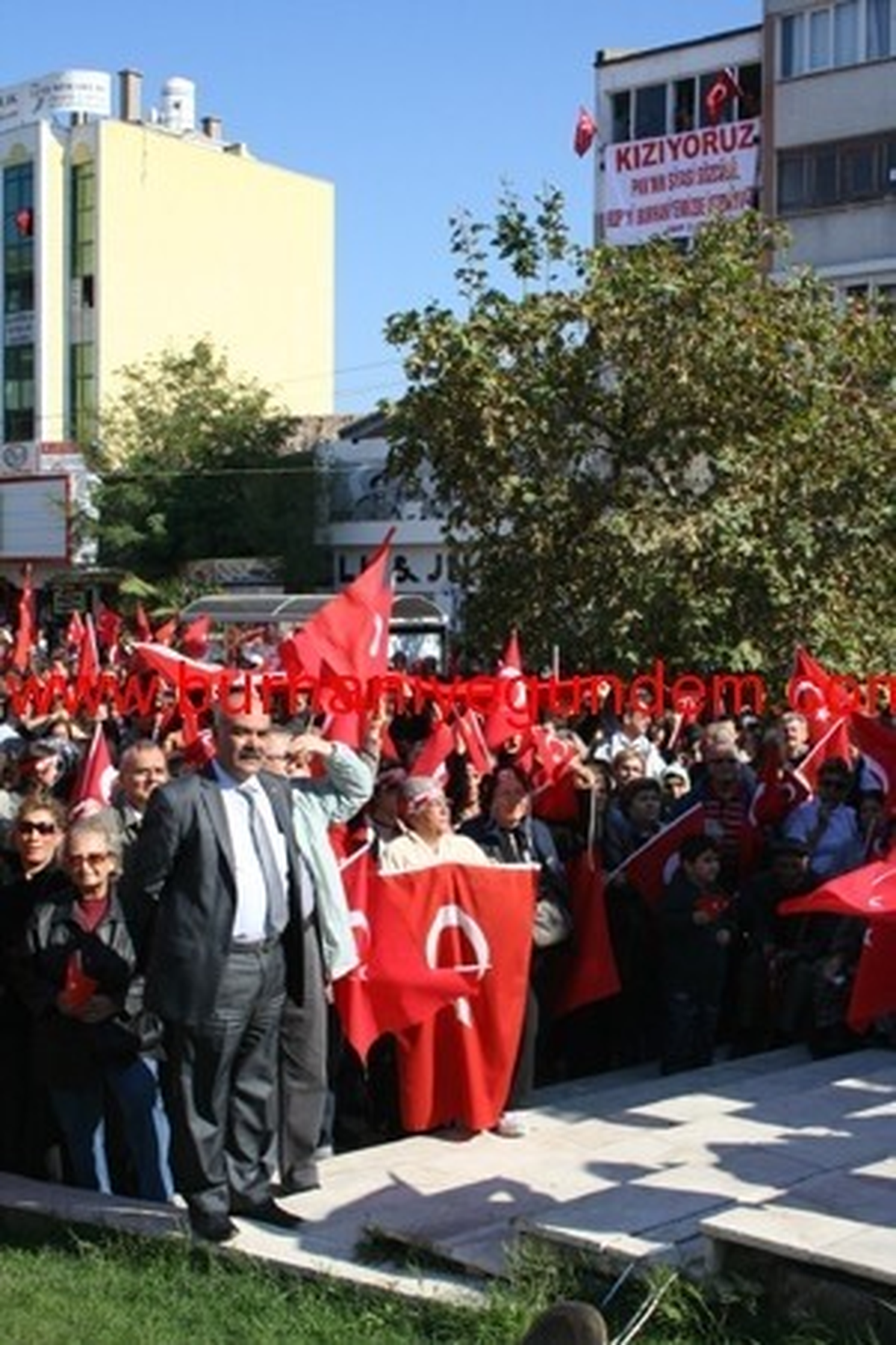 Burhaniye\'de Atatürk\'e Saygı Yürüyüşü