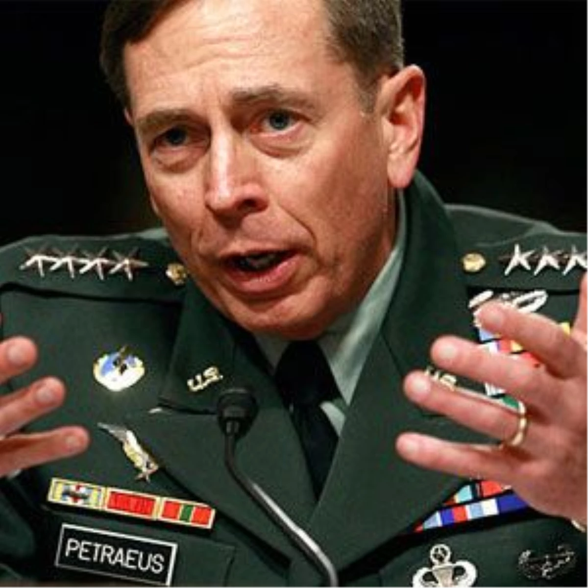 CIA Başkanı Petraeus, Görevinden İstifa Etti