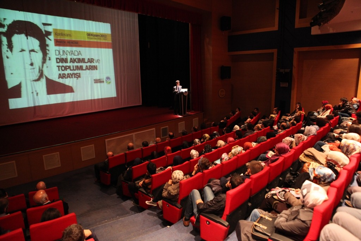 "Dünyada Dini Akımlar ve Toplumların Arayışı" Konferansı Gerçekleştirildi