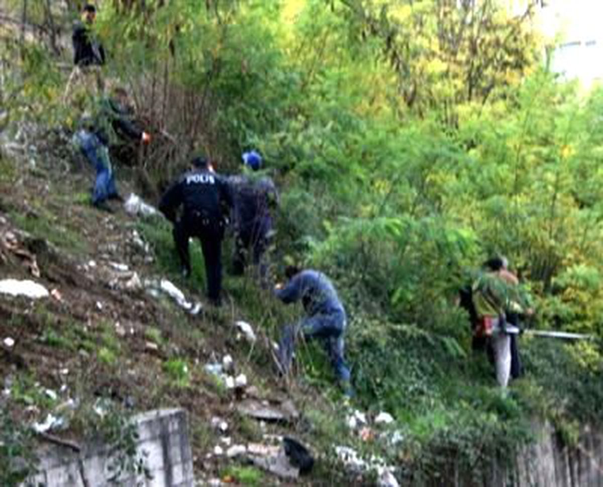 Emniyetin Önünde Bıçaklandı, Elindeki Poşetten Patlayıcı Madde Çıktı