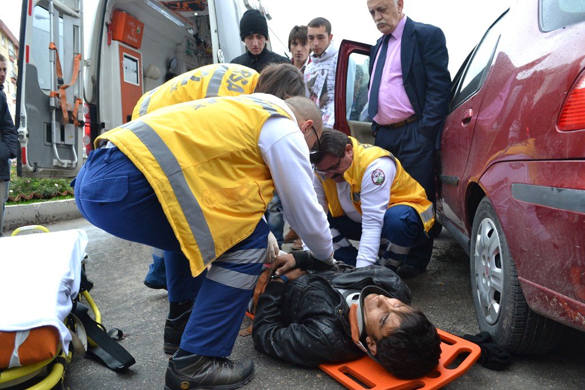 İstinat Duvarına Çarpan Jip Yanarken, Kazaya Bakan Başka Bir Sürücü de Kaza Yaptı