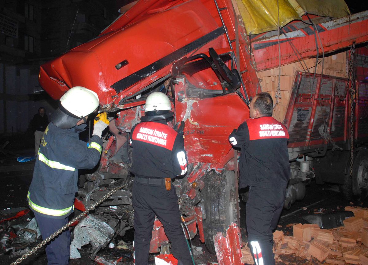 Kazada Kamyonun İçinde Sıkışan Sürücü Güçlükle Kurtarıldı