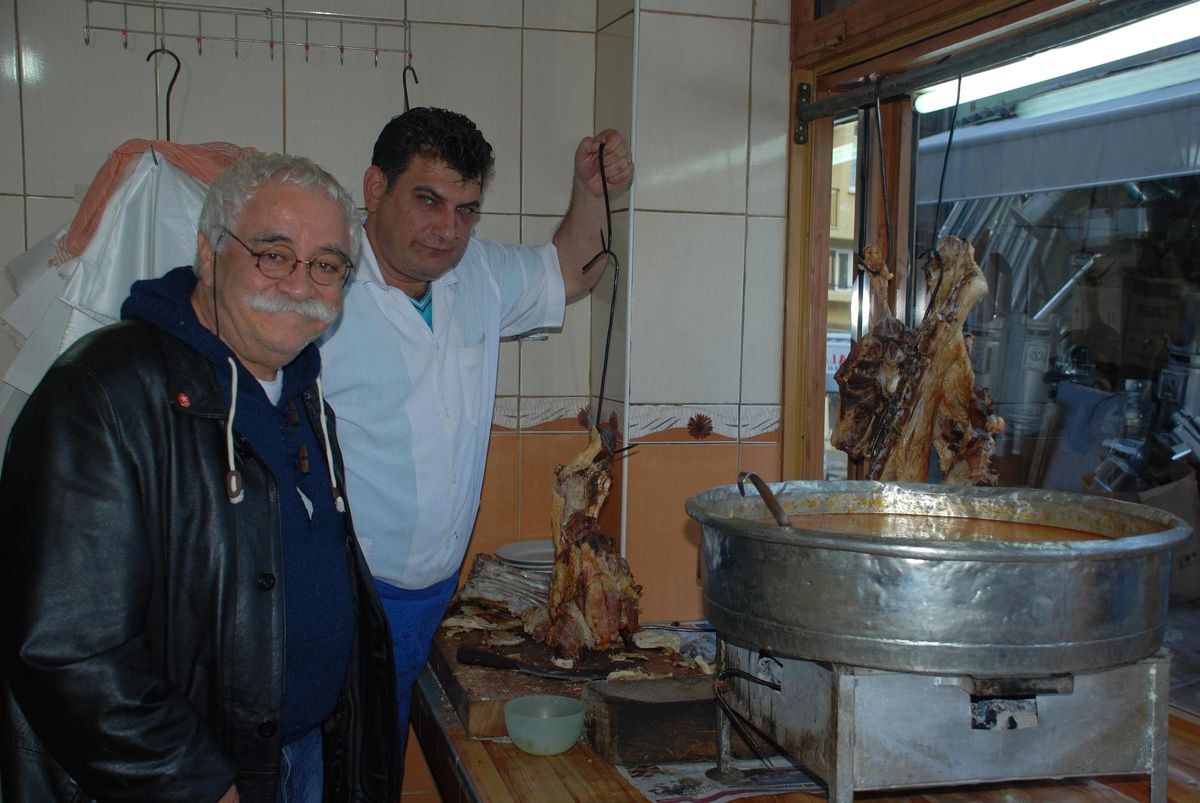 Levent Kırca Tire\'nin Kuyu Kebabına Bayıldı