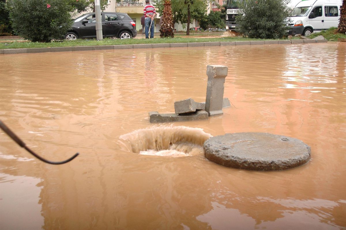 Sağanak Yağmur Hayatı Felç Etti