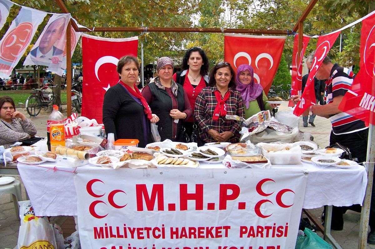 MHP\'li Kadınlar, Eğitim Yardımı İçin Kermes Düzenledi