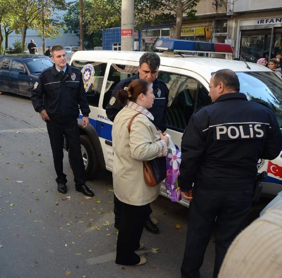 Pazarda Cüzdanını Çalan Hırsızı Yakalayıp Polise Teslim Etti