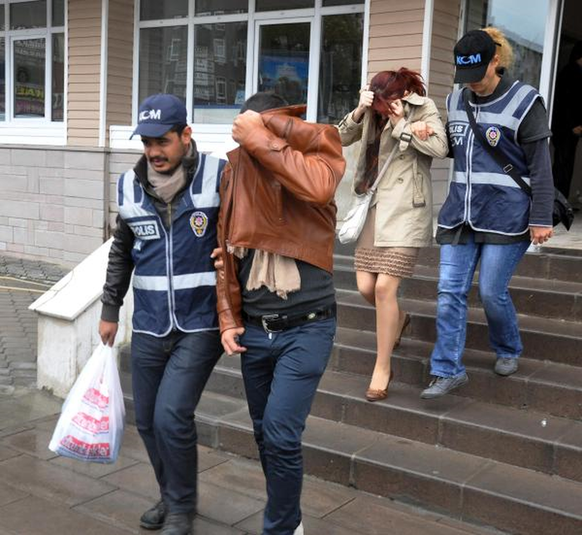 Sahte Kartlarla Alışveriş Yapan Romen Çift Gözaltında