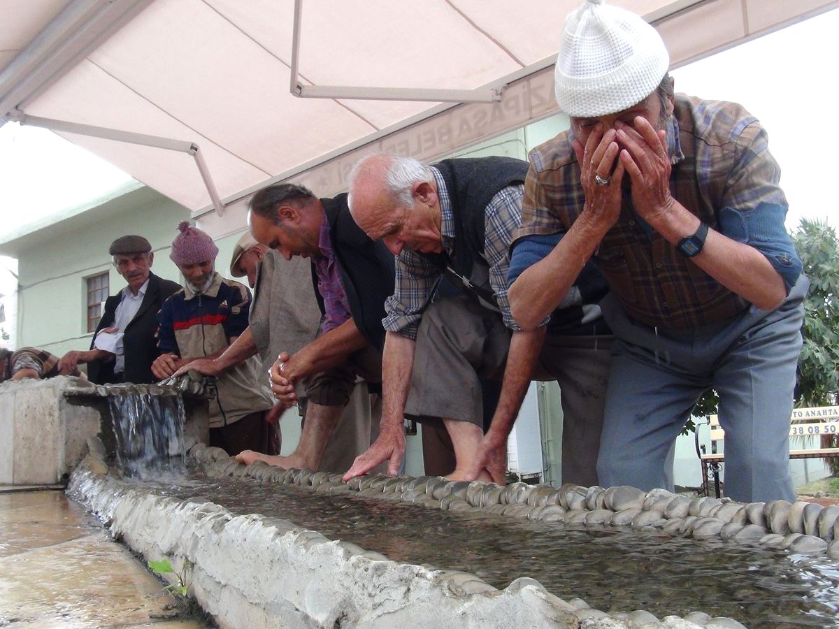 Süs Havuzunda Abdest Aldılar