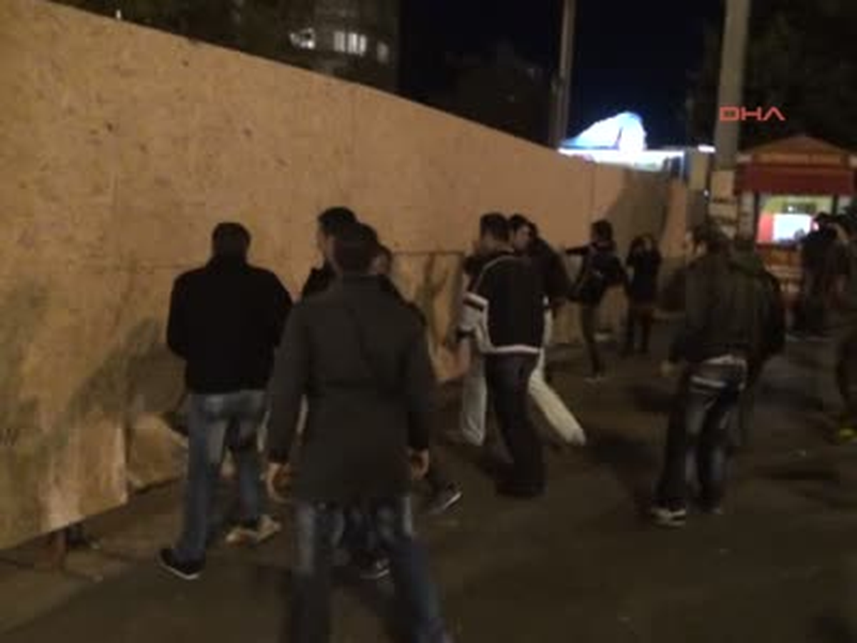 Taksim Meydanı\'ndaki Bariyerleri Kırdılar