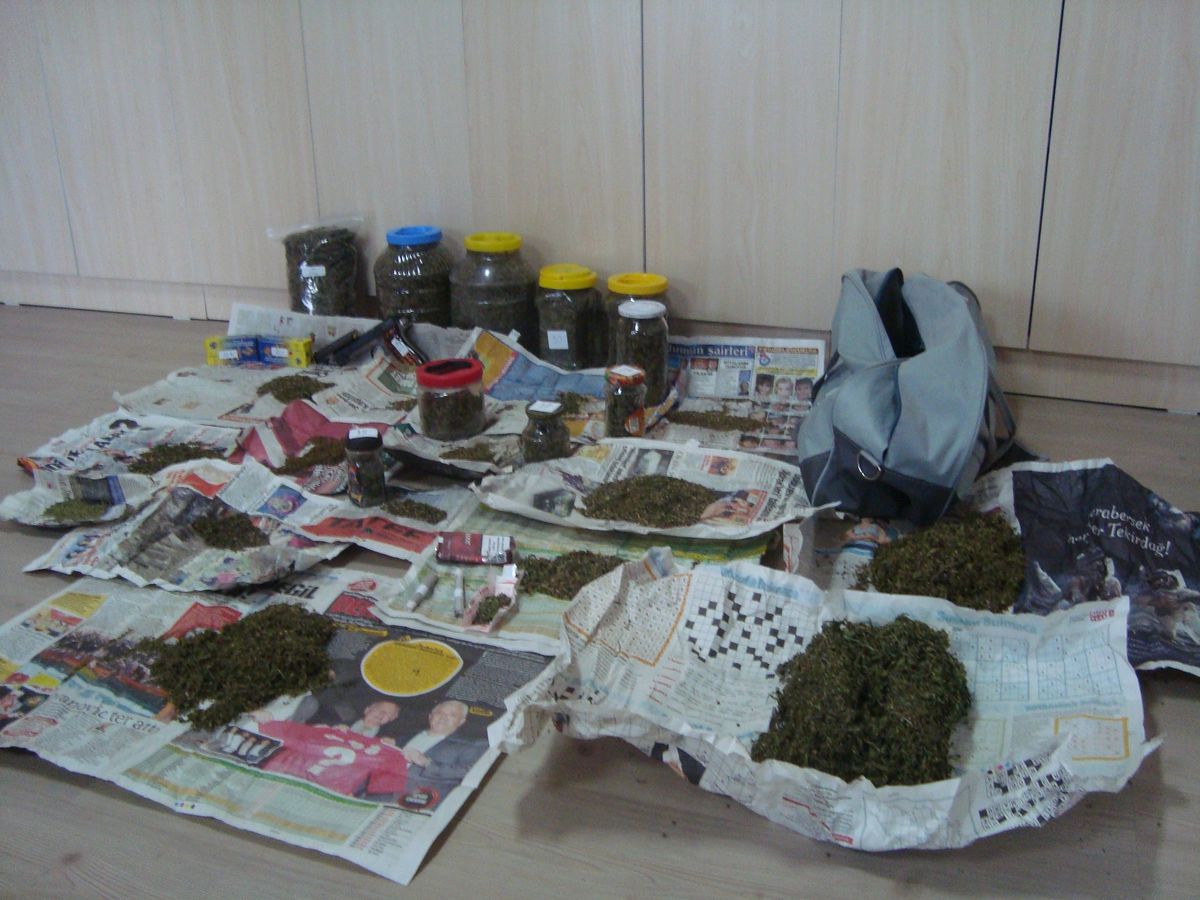 Turşu Bidonları İçinde 3 Kilo Esrar Ele Geçti