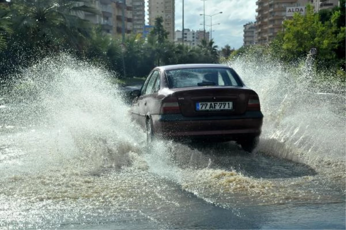 Yağmur, Mersin\'de Hayatı Felç Etti