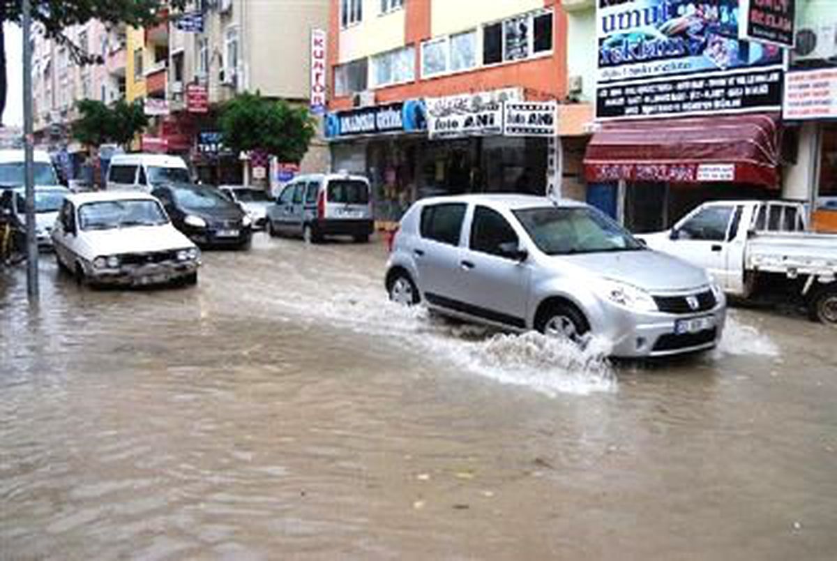 Yağmur Silifke\'de Hayatı Olumsuz Etkiledi