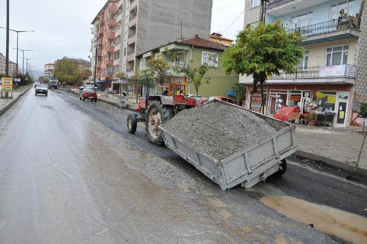 Yağmurda Çöken Yola Traktör Düştü