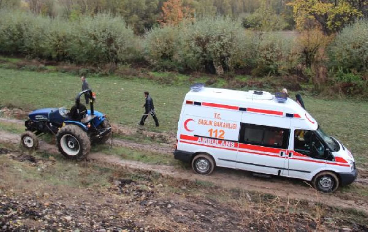 Yaralı Almaya Giden Ambulans Çamura Saplandı