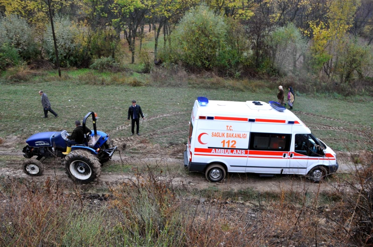 Yaralıları Almaya Giden Ambulans Çamura Saplandı