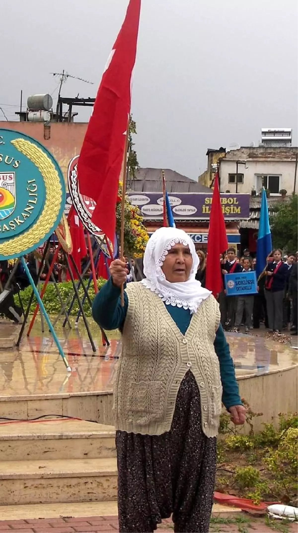 10 Kasım Töreninde Köylü Kadının Bayrak Eylemi