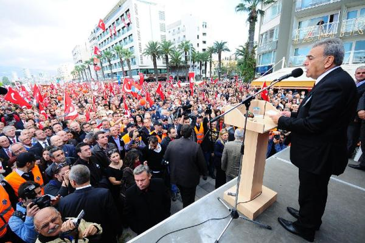 30 Bin İzmirli, Ata\'ya Saygı Yürüyüşüne Geldi
