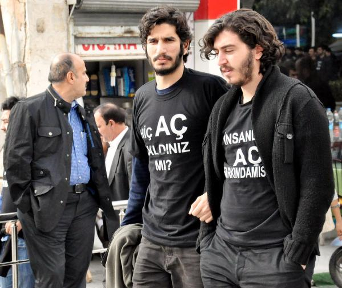 Açlık Grevine Siyah Tişörtlü Destek