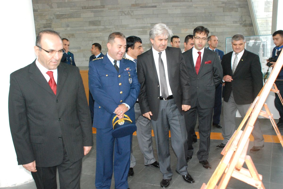 Akhisar Atatürk\'ü Andı