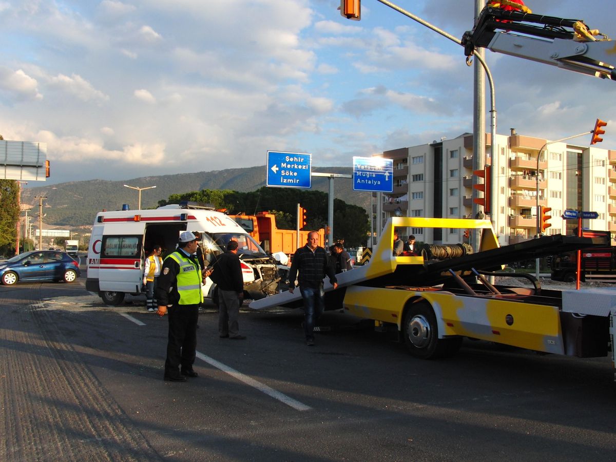 Ambulans ile Otomobil Çarpıştı: 2 Yaralı