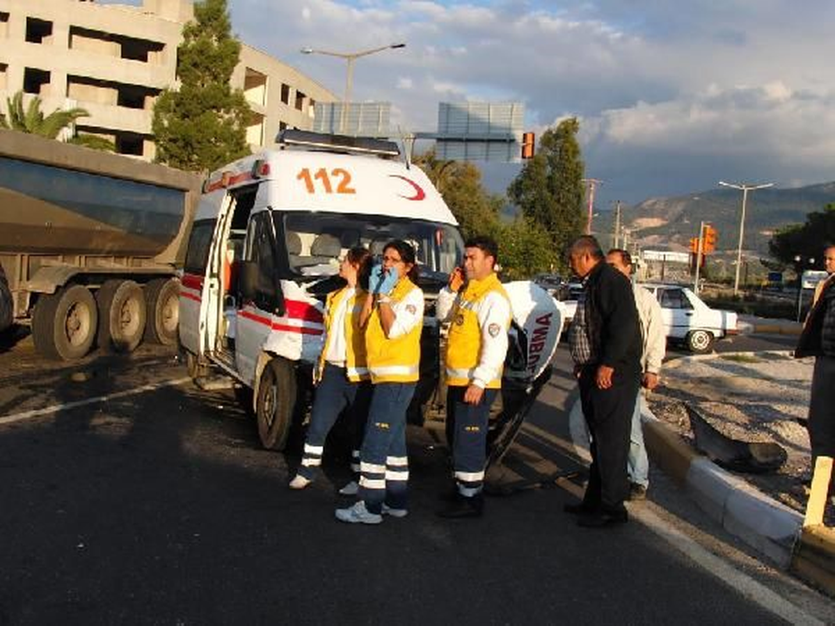 Ambulansla Otomobil Çarpıştı: 2 Yaralı