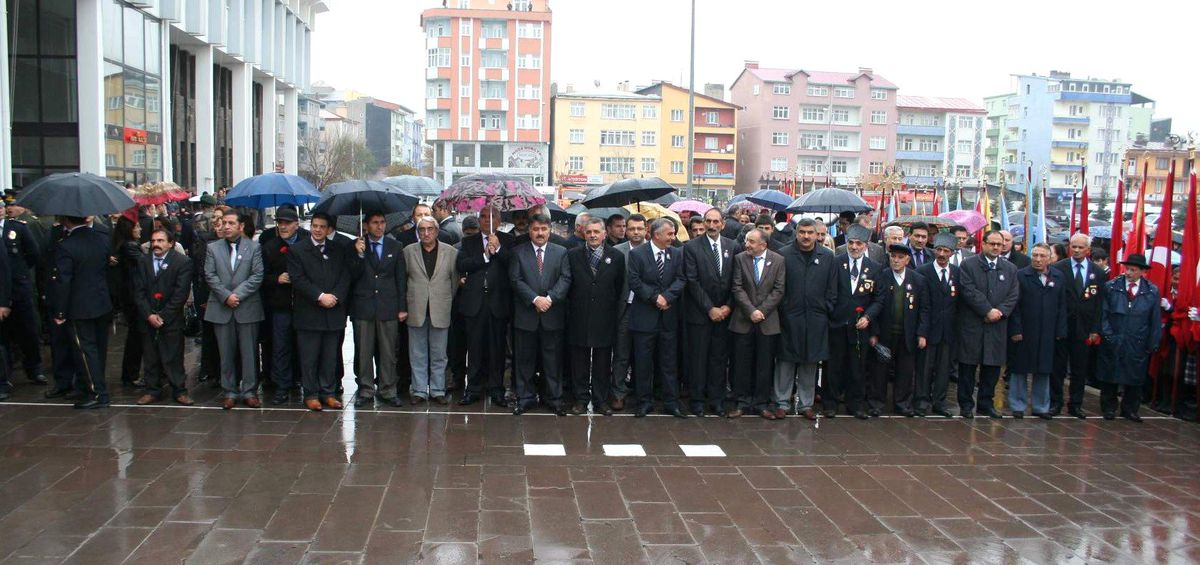 Atatürk 74. Ölüm Yıl Dönümünde Kars\'ta Yağmur Altında Anıldı