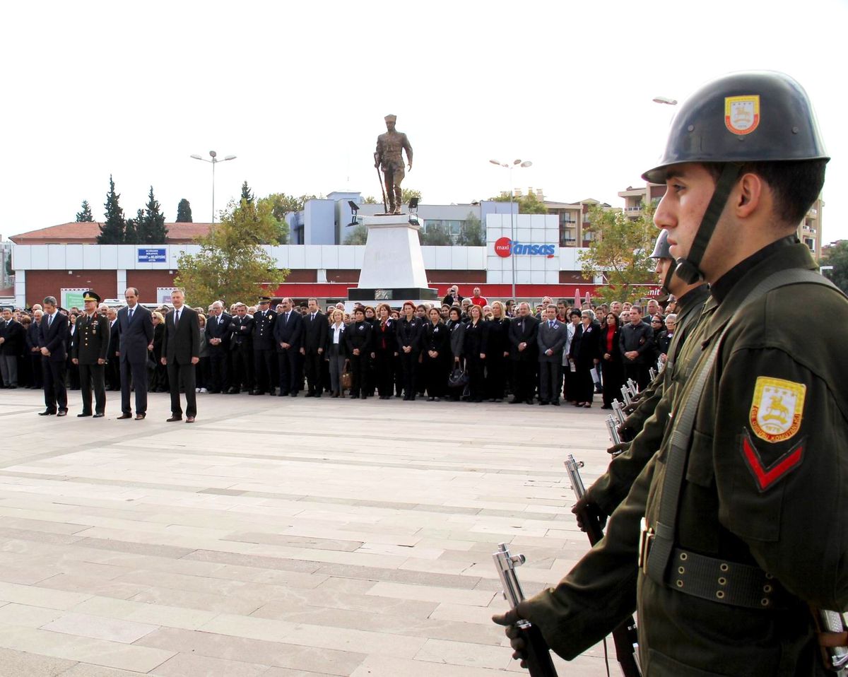 Atatürk, Edremit\'te de Törenle Anıldı