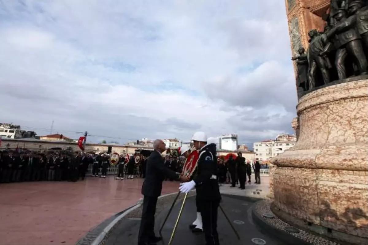 Atatürk Ölümünün 74\'üncü Yıldönümünde Taksim\'de Anıldı