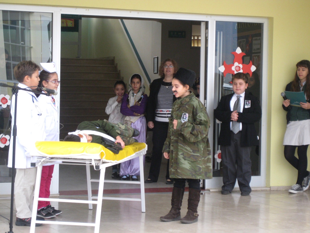 Atatürk Rolünü Üstlenen Minik Ceren, Duygulanıp Gözyaşlarına Boğuldu