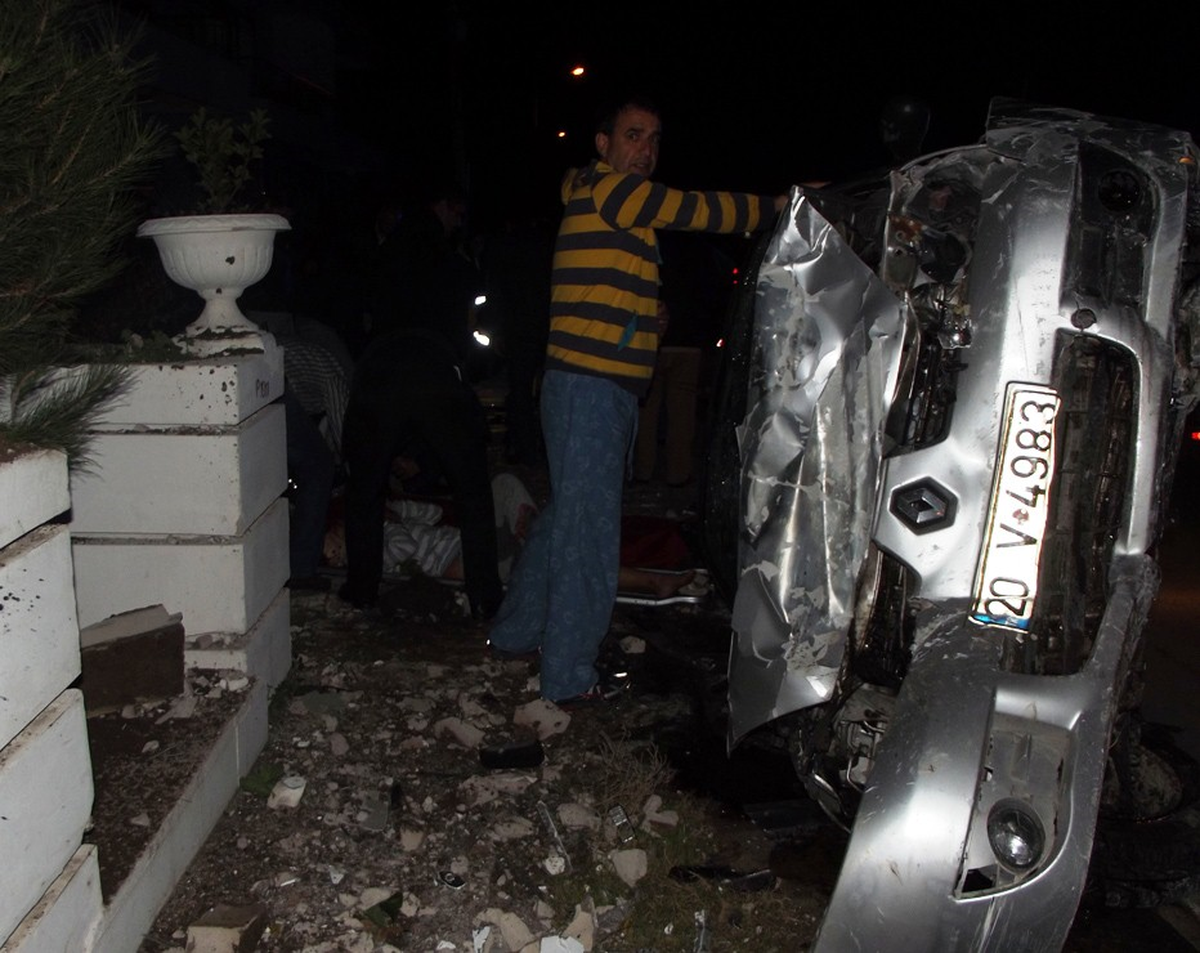 Ayvalık\'ta Trafik Kazası: 4 Yaralı