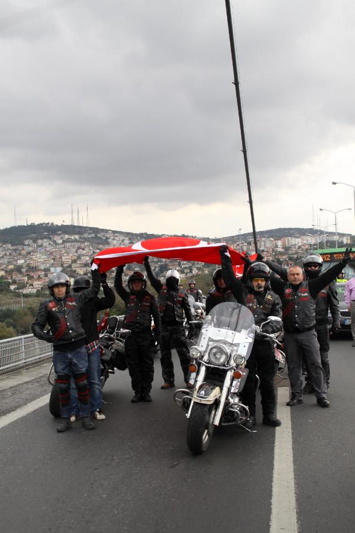 Boğaziçi Köprüsü\'nde Ata\'ya Saygı Duruşu