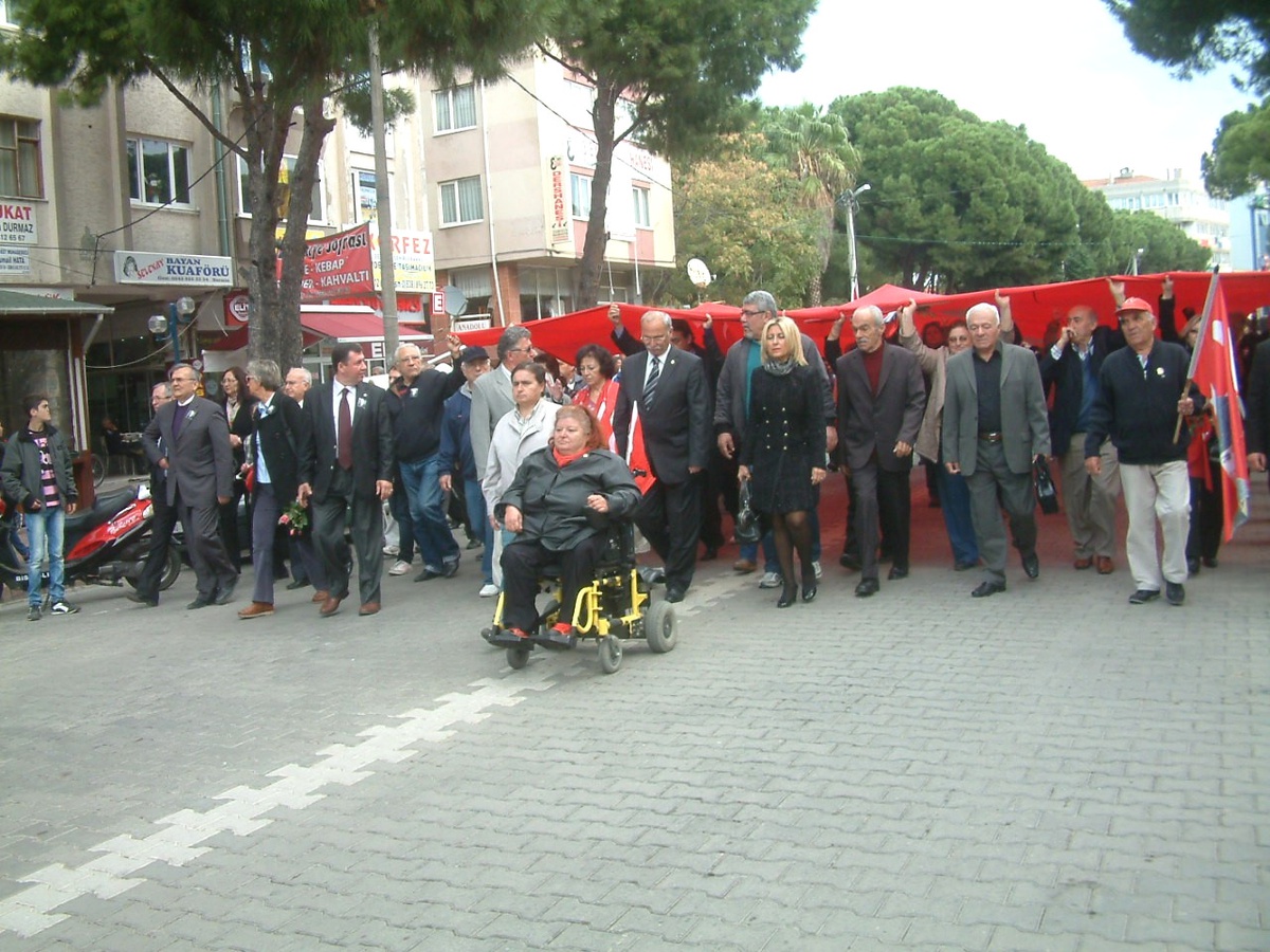 Burhaniye\'de Atatürk\'ü Anma Yürüyüşüne Büyük İlgi