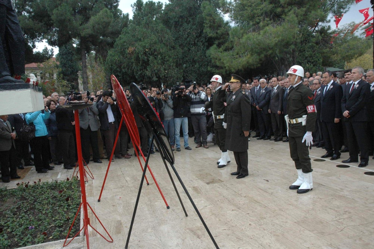 Büyük Önder Atatürk\'ü Anıyoruz