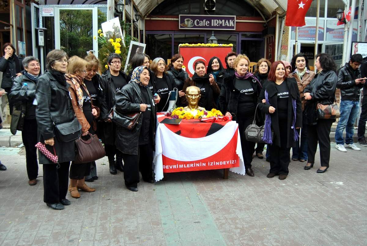 CHP Kadın Kolları 10 Kasım Nedeniyle Rozet ve Bayrak Dağıttı
