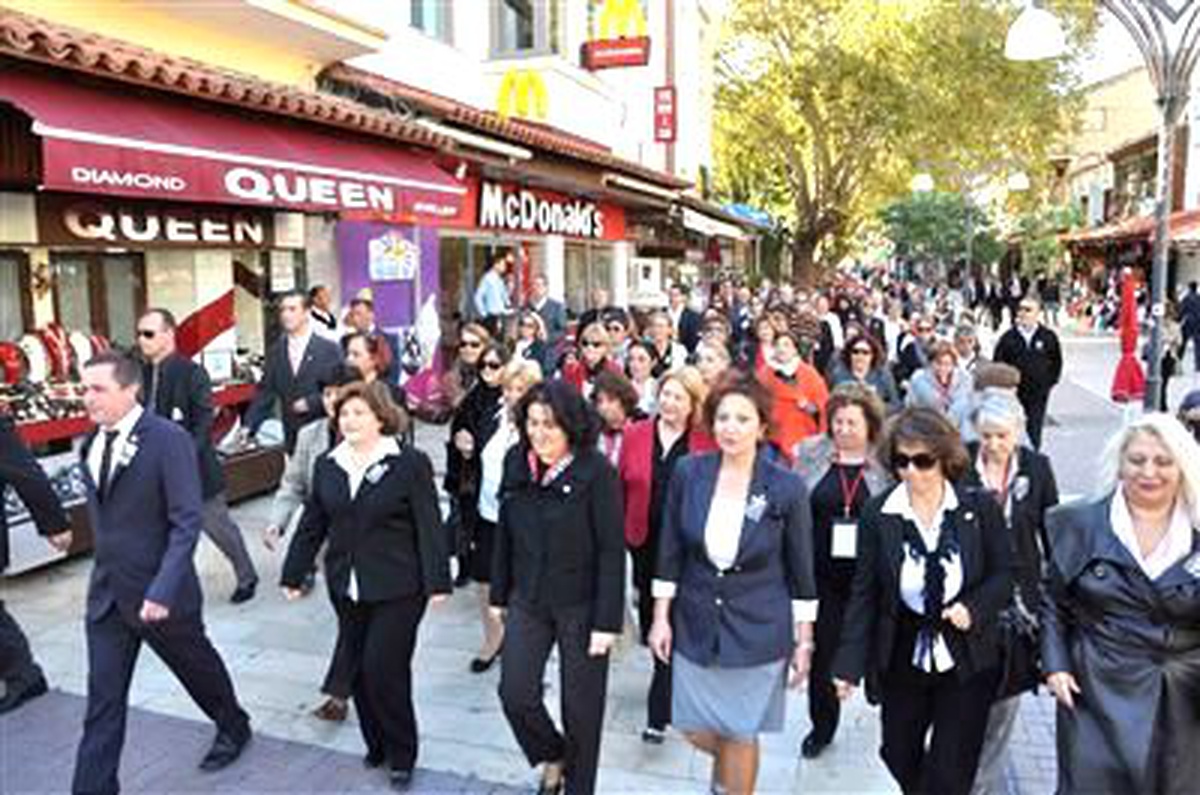 CHP\'li Kadınlar Kuşadası Esnafını Ziyaret Etti