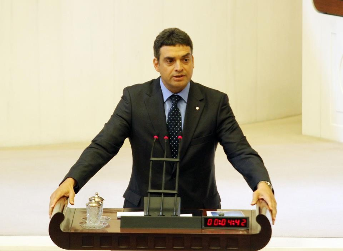 CHP'li Oran, Obama'nın Beyzbol Sopalı Fotoğrafını TBMM'ye Taşıdı