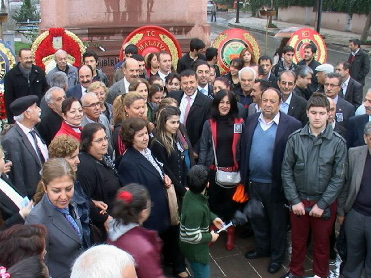 CHP\'liler Atatürk Anıtı\'na Çelenk Sunup Basın Açıklaması Yaptı