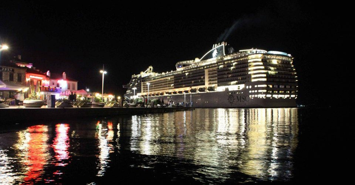 Dev Yolcu Gemisi Marmaris\'e Sığındı