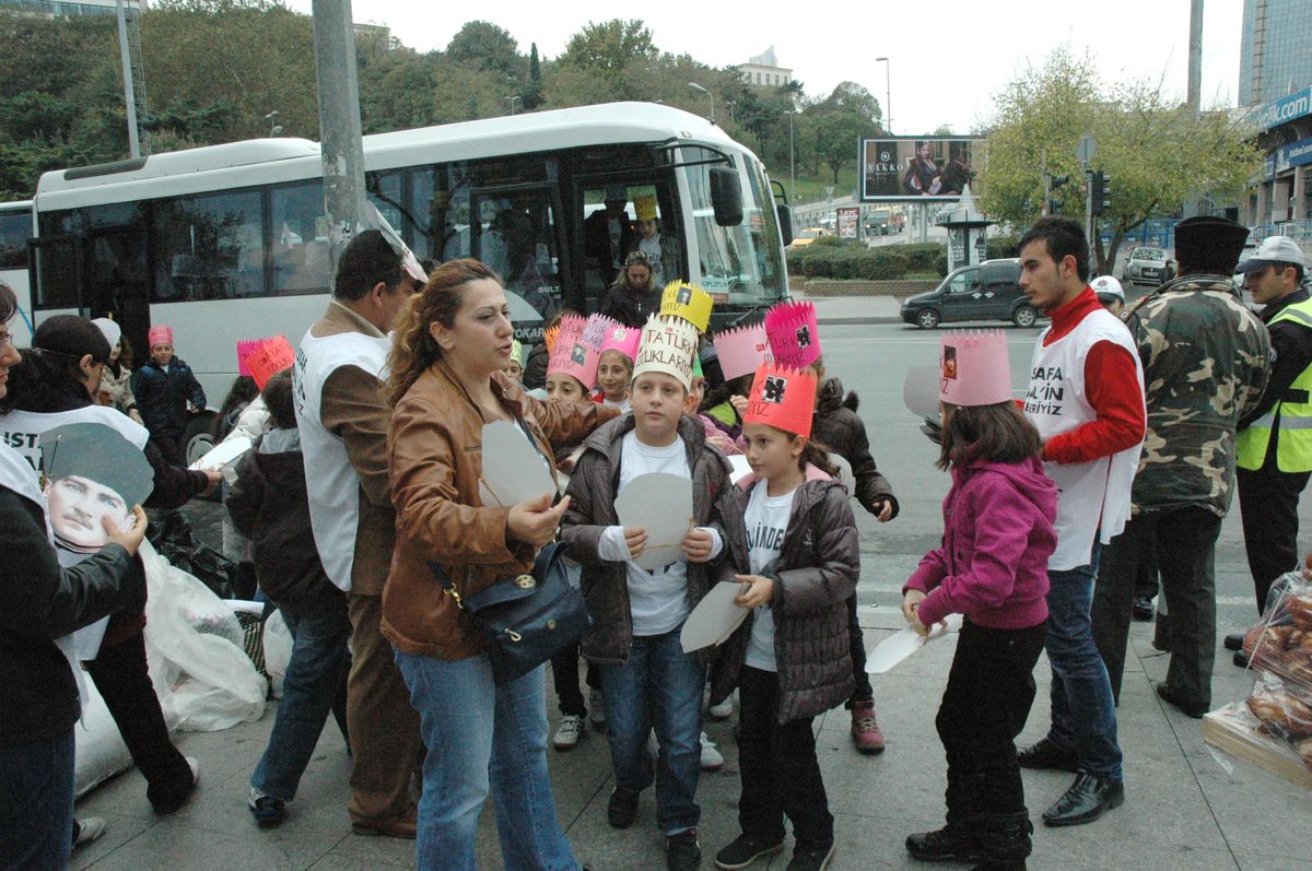 Dolmabahçe\'ye Sabahın Erken Saatlerinde Ziyaretçi Akını