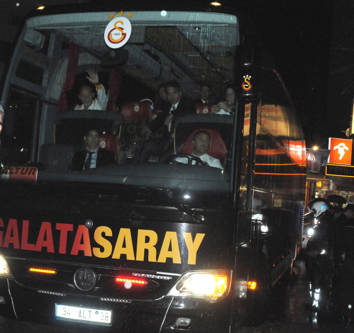 Galatasaray Yağmur Altında Mersin\'e Geldi