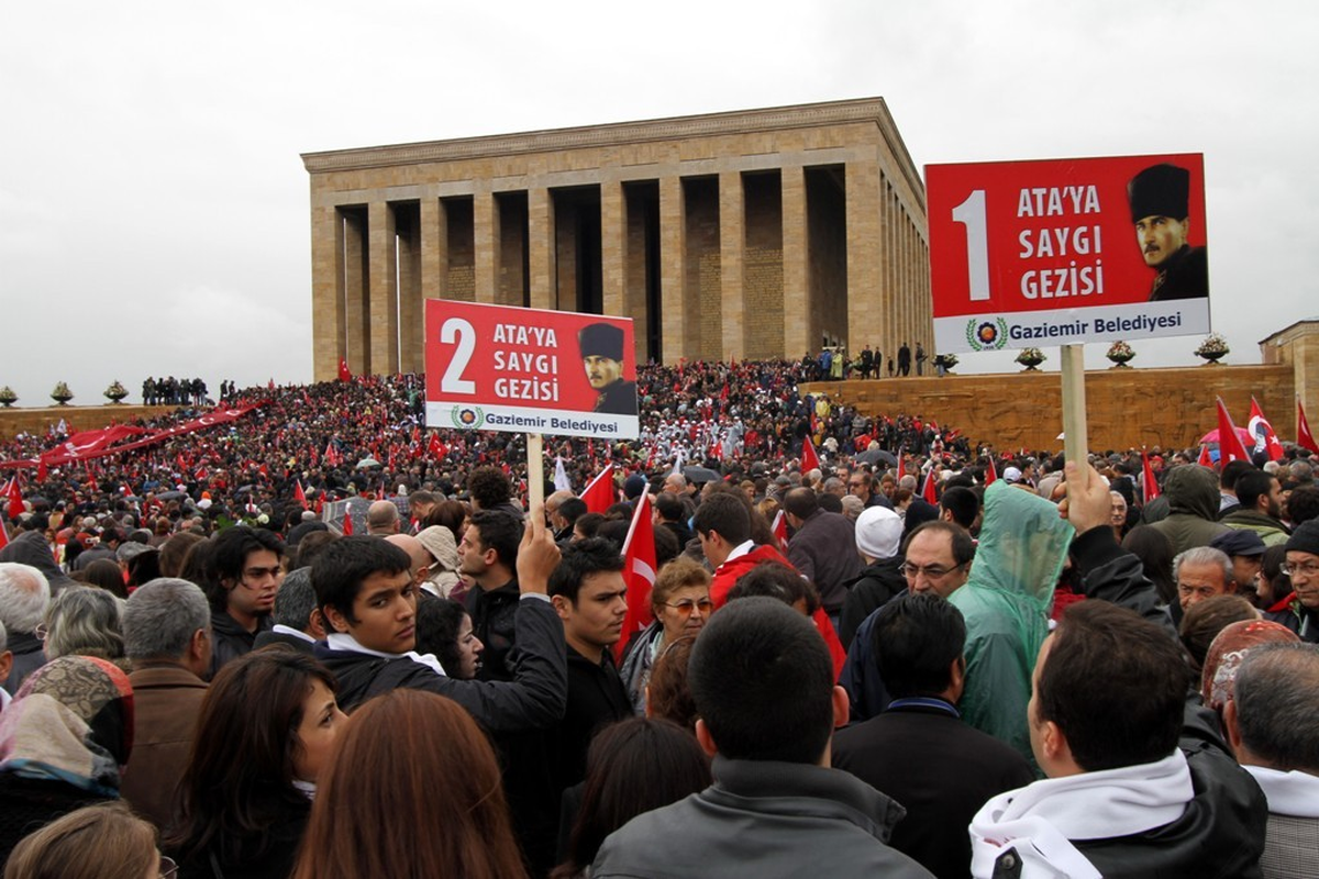 Gaziemir Ata\'sına Koştu