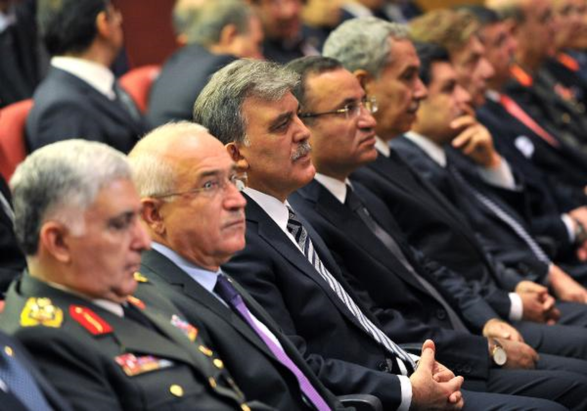 Gül: Karşımıza Silahla Çıkana Daha Güçlü Bir Şekilde Cevap Verilecektir