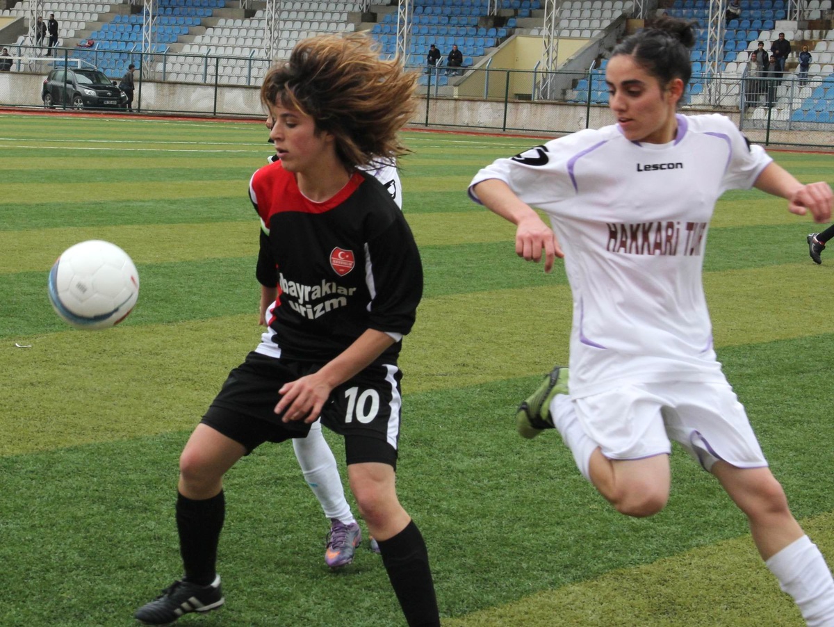 Hakkari Gücü Kadın Futbol Takımı Engel Tanımıyor
